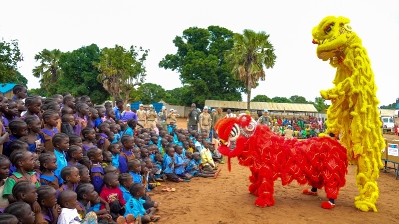 舞獅活動引發(fā)現(xiàn)場熱烈掌聲。謝坤攝