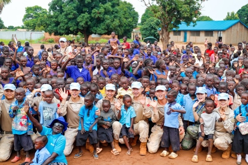 維和官兵與學生進行合影。殷亦豪攝