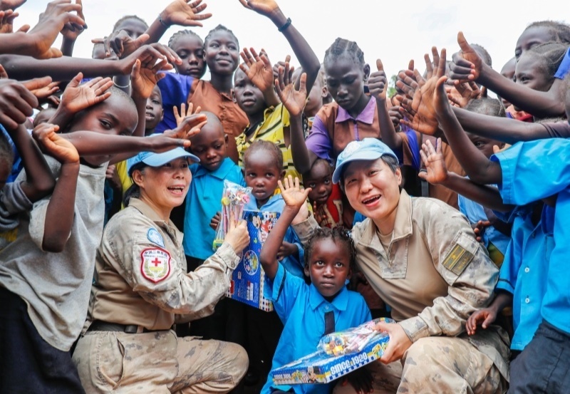 學生對中國官兵援助表達感謝。王皓宇攝