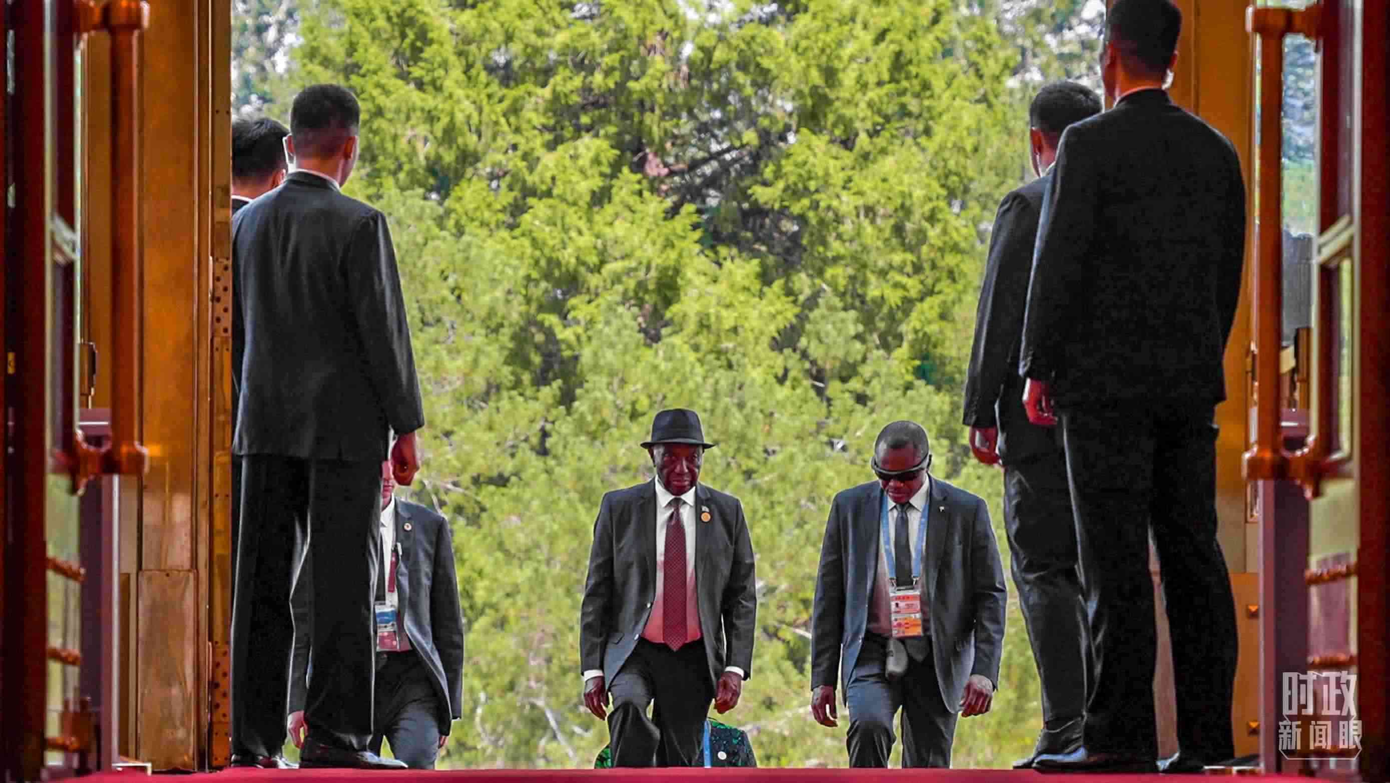 利比里亞總統(tǒng)博阿凱步入人民大會(huì)堂。（總臺(tái)央視記者蔣碩拍攝）