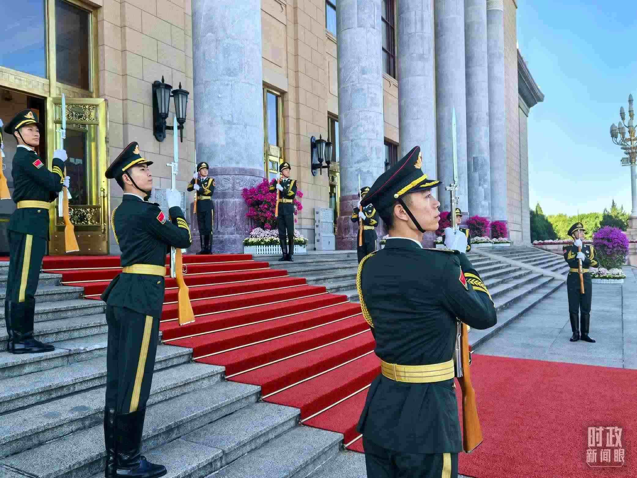 禮兵列隊(duì)迎接外賓。（總臺(tái)央視記者鐘銳拍攝）
