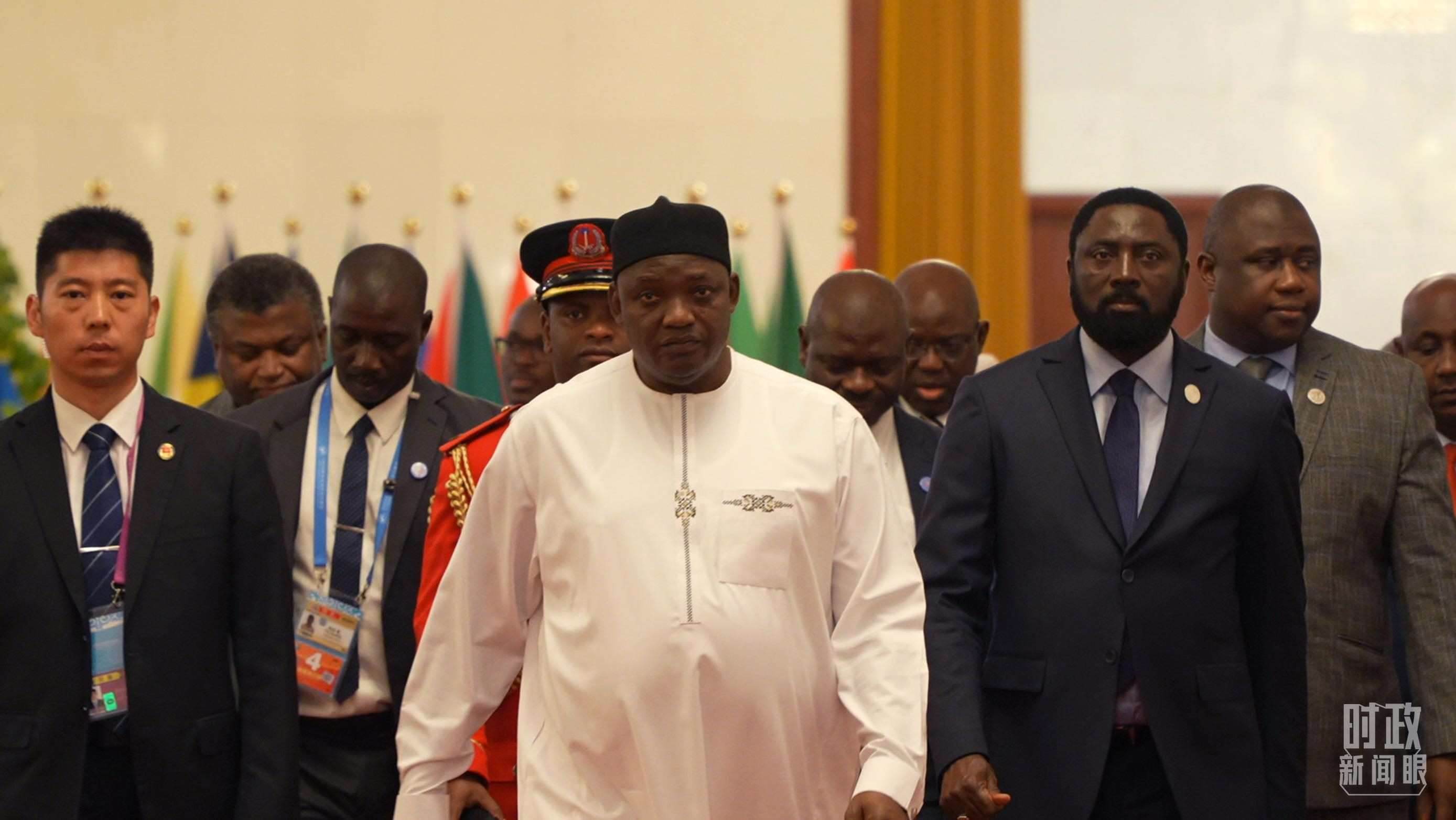 岡比亞總統(tǒng)巴羅走向會(huì)見廳。（總臺(tái)央視記者蔣碩拍攝）