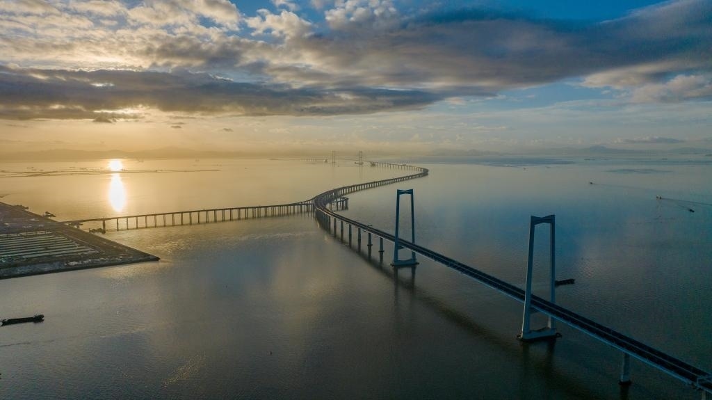 6月27日，沐浴在晨曦中的深中通道（無人機照片）。新華社記者毛思倩 攝