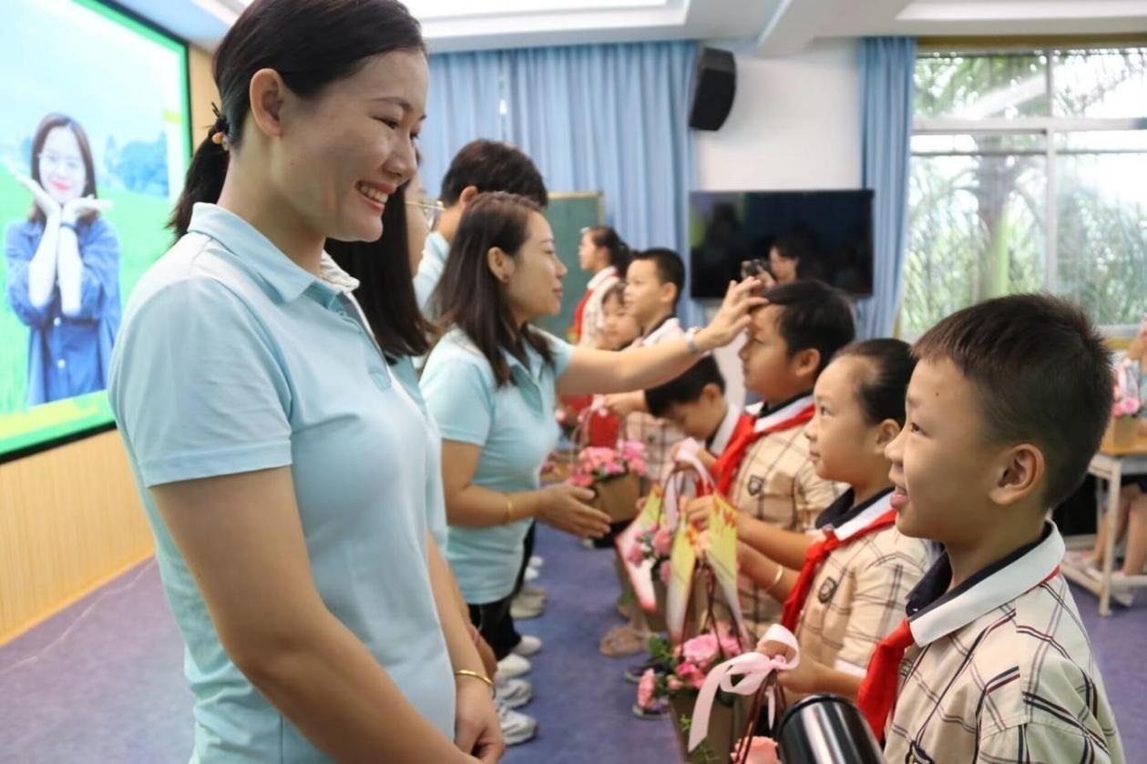 2023年教師節(jié)前，廣西南寧一所學(xué)校，學(xué)生向老師獻(xiàn)上鮮花、賀卡。