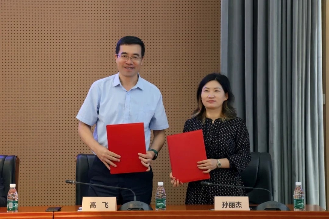 外交學(xué)院副院長(zhǎng)高飛與中國(guó)國(guó)際科學(xué)技術(shù)合作協(xié)會(huì)執(zhí)行副會(huì)長(zhǎng)兼秘書長(zhǎng)孫麗杰簽署戰(zhàn)略合作備忘錄并啟動(dòng)科技外交官搖籃計(jì)劃。主辦方供圖