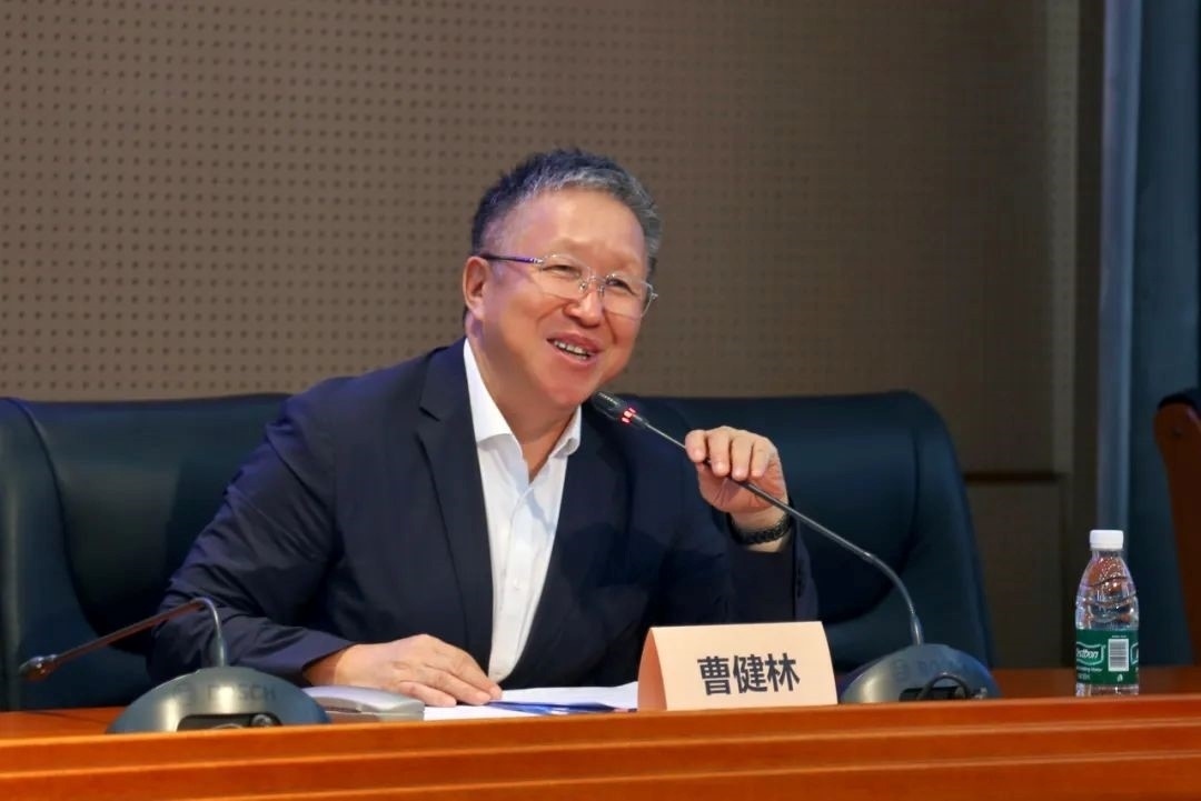 科技部原副部長(zhǎng)、十三屆全國(guó)政協(xié)教科衛(wèi)體委員會(huì)副主任、現(xiàn)任季華實(shí)驗(yàn)室理事長(zhǎng)、主任曹健林致辭。主辦方供圖