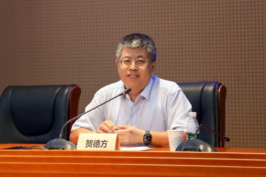 國(guó)務(wù)院參事、科技部原副秘書長(zhǎng)、中國(guó)科技評(píng)估與成果管理研究會(huì)理事長(zhǎng)賀德方致辭。主辦方供圖