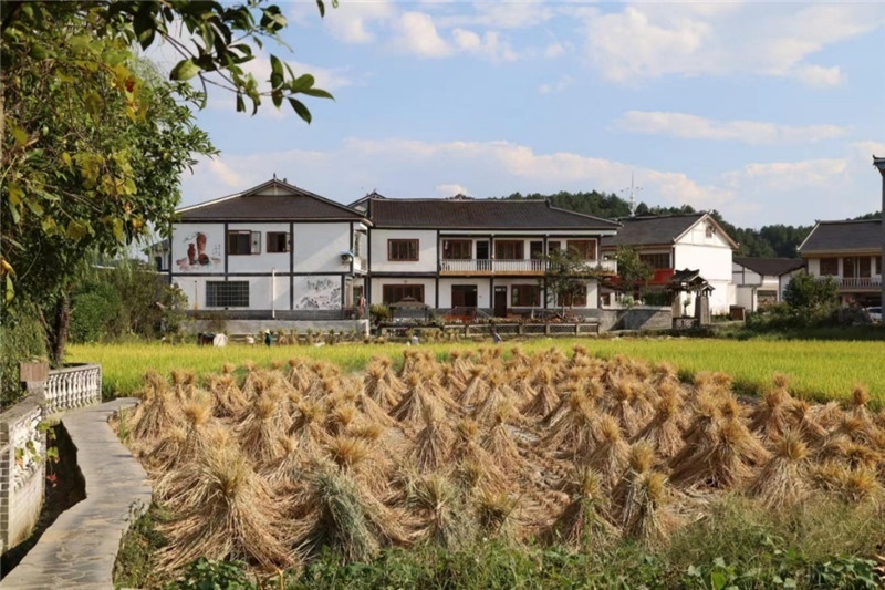 傳統(tǒng)的黔北村莊風(fēng)貌同現(xiàn)代民居元素相融合，人文風(fēng)光與生態(tài)自然風(fēng)景相結(jié)合，人與自然和諧共生。（俄羅斯《中國(guó)與俄羅斯》雜志社社長(zhǎng)奧列格·別列日內(nèi)赫攝）