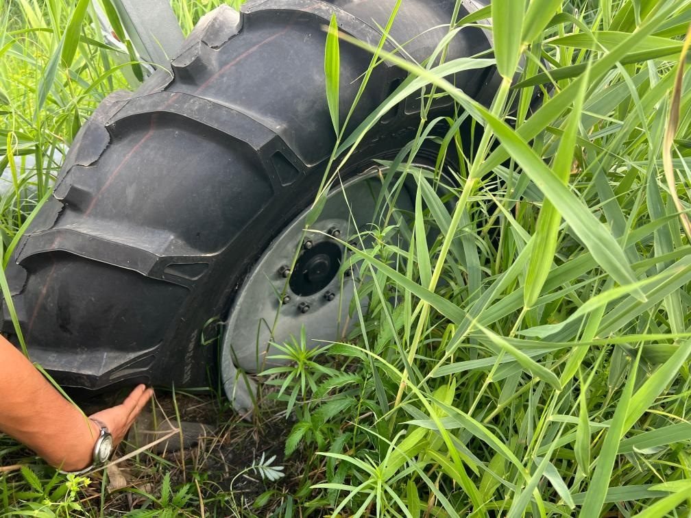 林甸縣一處大型噴灌設(shè)備癟了的輪胎。新華社記者董寶森攝