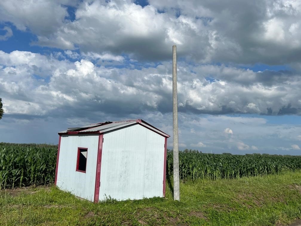 林甸縣一處保護(hù)水源井的鐵皮房出現(xiàn)破損，未見配套設(shè)備。新華社記者董寶森攝