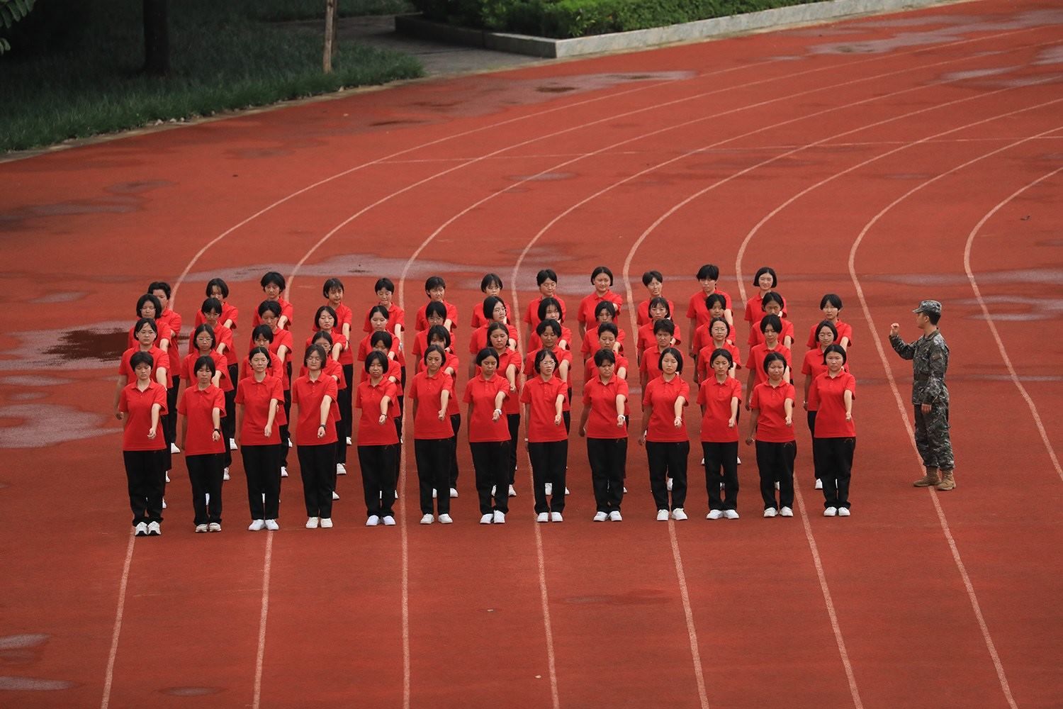 華坪女高2024級新生軍訓。華坪縣融媒體中心供圖