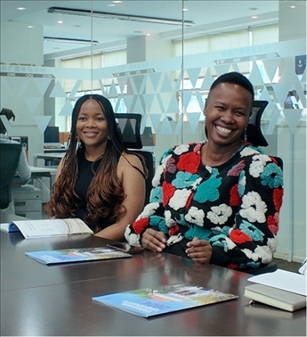 支隊(duì)成員在CGTN非洲總站與當(dāng)?shù)赜浾呓涣?。穆瑞瑩攝