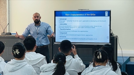 聯(lián)合國(guó)內(nèi)羅畢辦事處的工作人員為支隊(duì)成員講解可持續(xù)發(fā)展目標(biāo)。林源攝