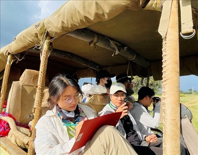 支隊(duì)成員開展長(zhǎng)頸鹿監(jiān)測(cè)國(guó)際志愿工作。林源攝