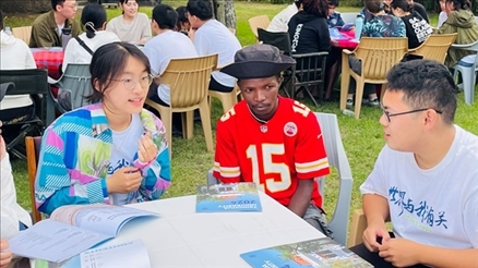 支隊(duì)成員在青年論壇上與世界各地的志愿者交流。 林源攝