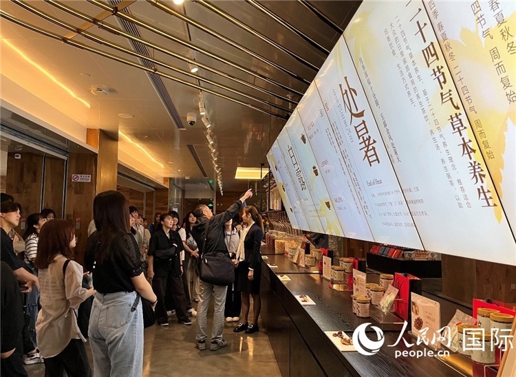 2. 日中友好協(xié)會青年代表團一行學習24節(jié)氣養(yǎng)生知識。（人民網(wǎng)記者陳思 攝）