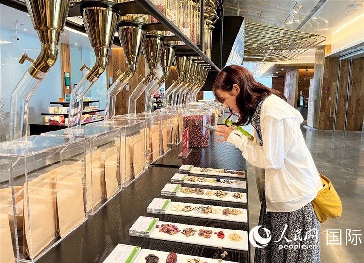 4. 代表團團員對新中式茶飲的食材充滿興趣。（人民網(wǎng)記者陳思 攝）