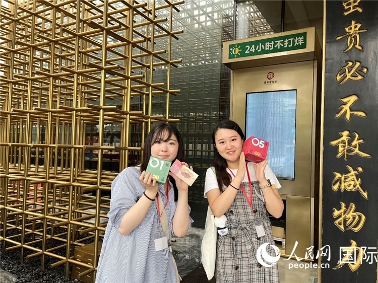 5. 代表團團員展示通過無人售藥機購買的盲盒。（人民網(wǎng)記者陳思 攝）