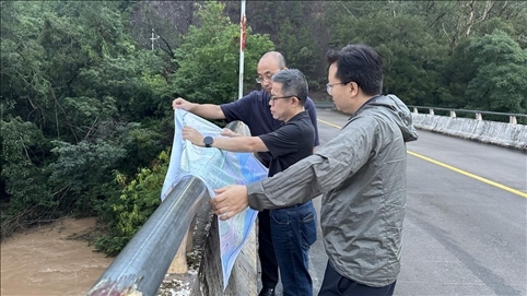 珠江委工作組在三河鎮(zhèn)三河大橋進(jìn)行防洪工程調(diào)度工作。 水利部供圖