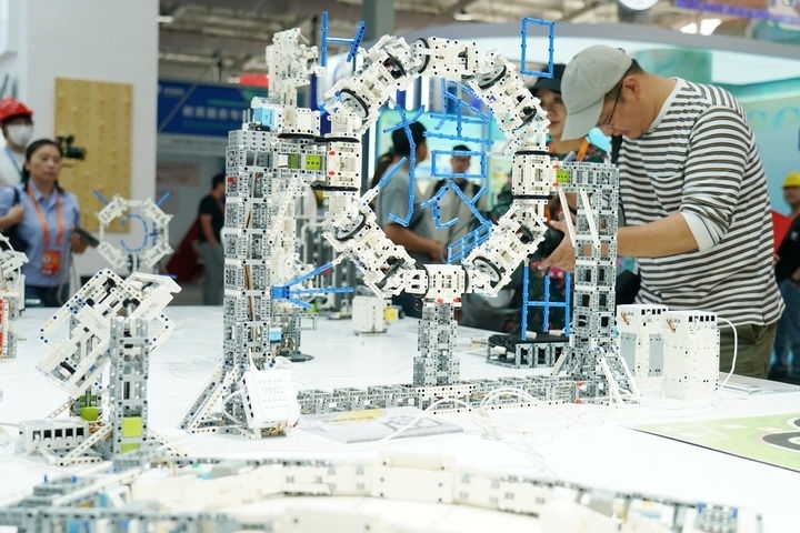 2024年9月11日，記者在服貿(mào)會首鋼園區(qū)教育服務館采訪。新華社記者 張晨霖 攝