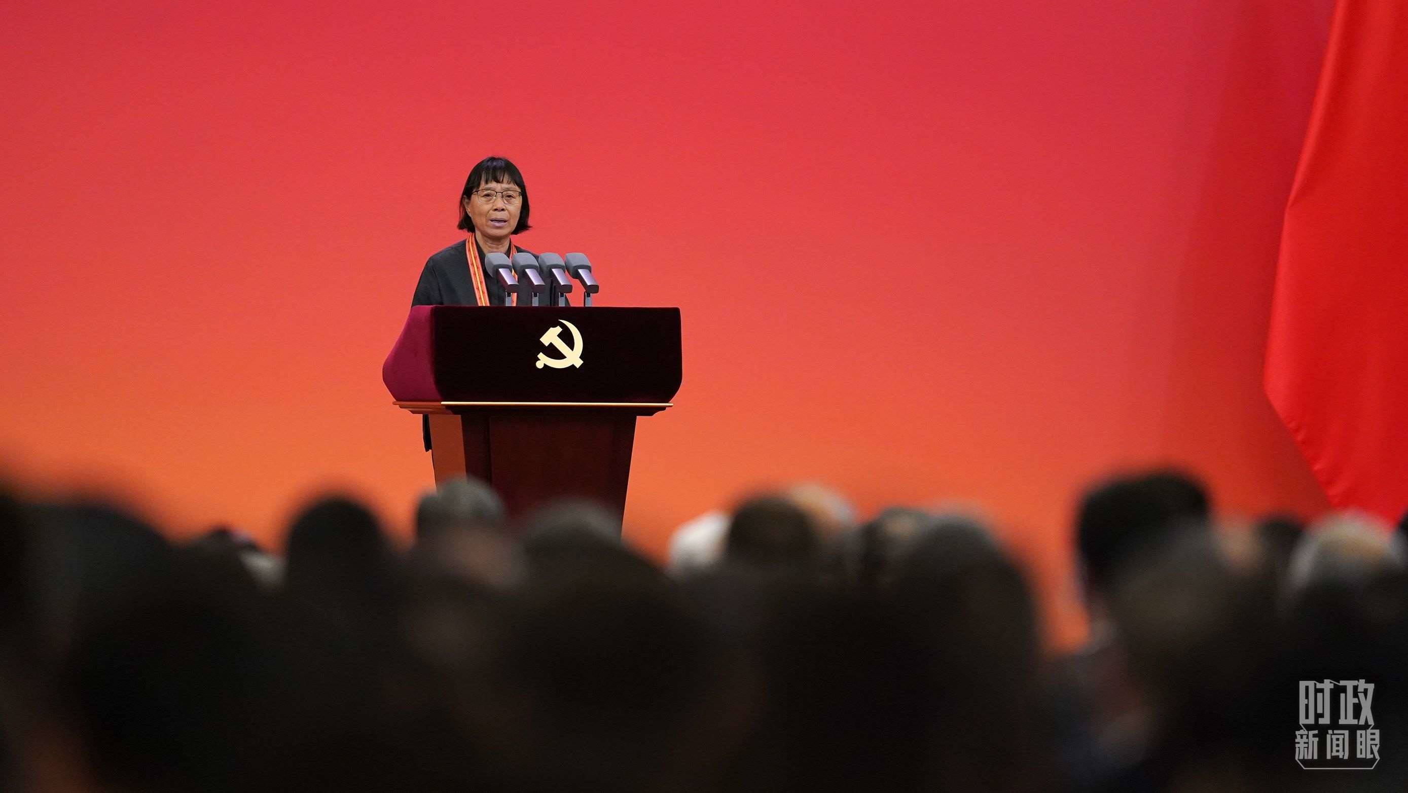  △2021年6月，幫助數(shù)千名貧困山區(qū)女孩圓夢大學(xué)的人民教師張桂梅，代表“七一勛章”獲得者發(fā)言。（總臺國廣記者李晉拍攝）
