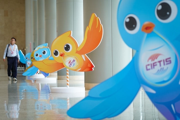 2024年9月11日在國家會議中心拍攝的服貿(mào)會吉祥物“福燕”形象。新華社記者 陳鐘昊 攝