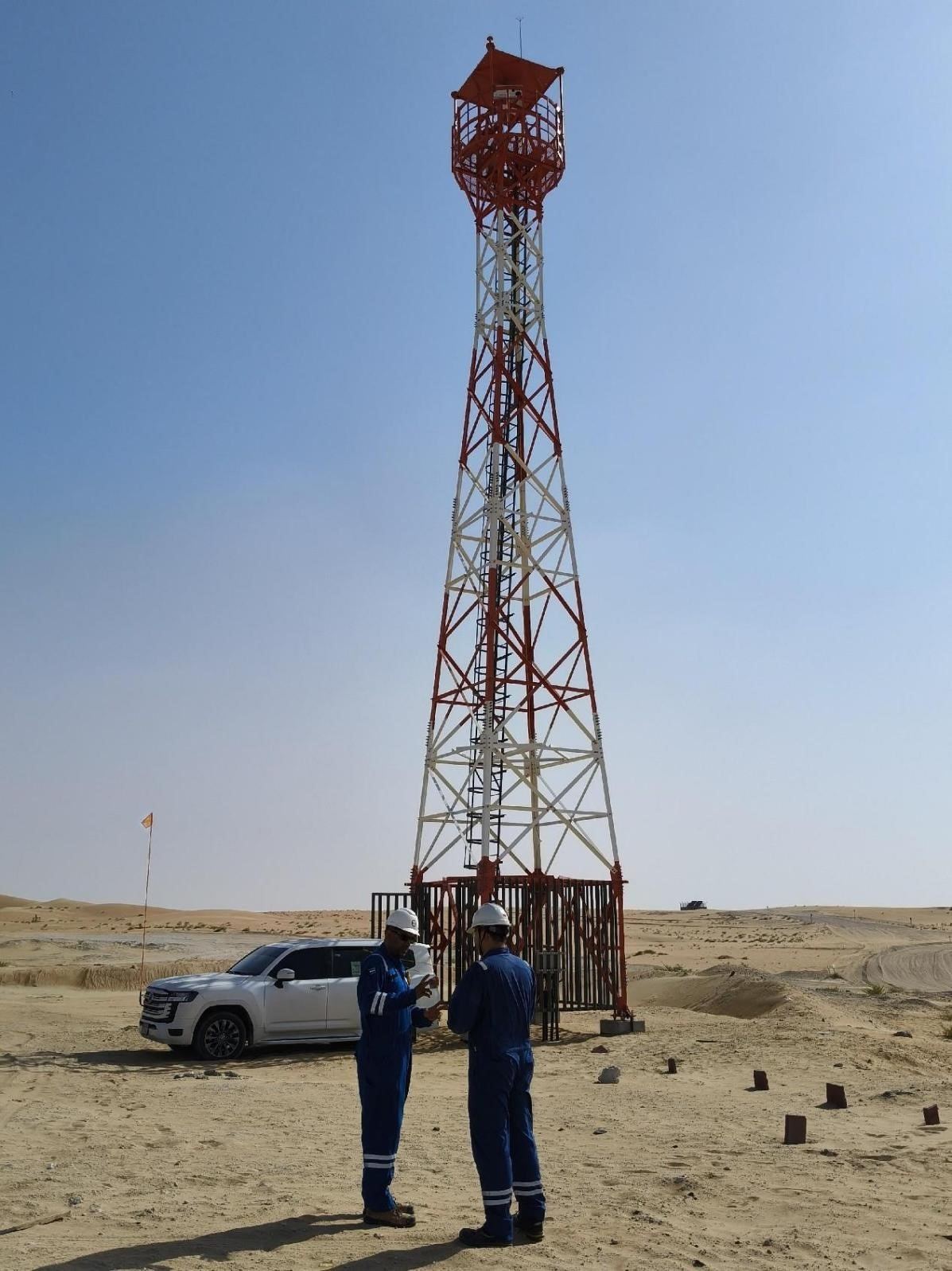 工作人員在調(diào)試紅外線氣體監(jiān)測(cè)及智能預(yù)警系統(tǒng)。振華石油供圖