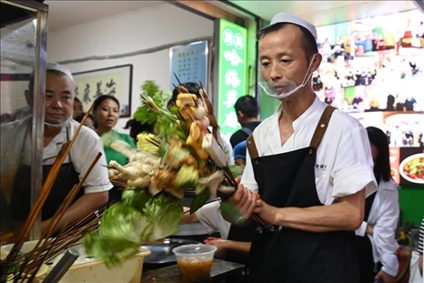 店員準(zhǔn)備制作天水麻辣燙。新華社記者 范培珅 攝