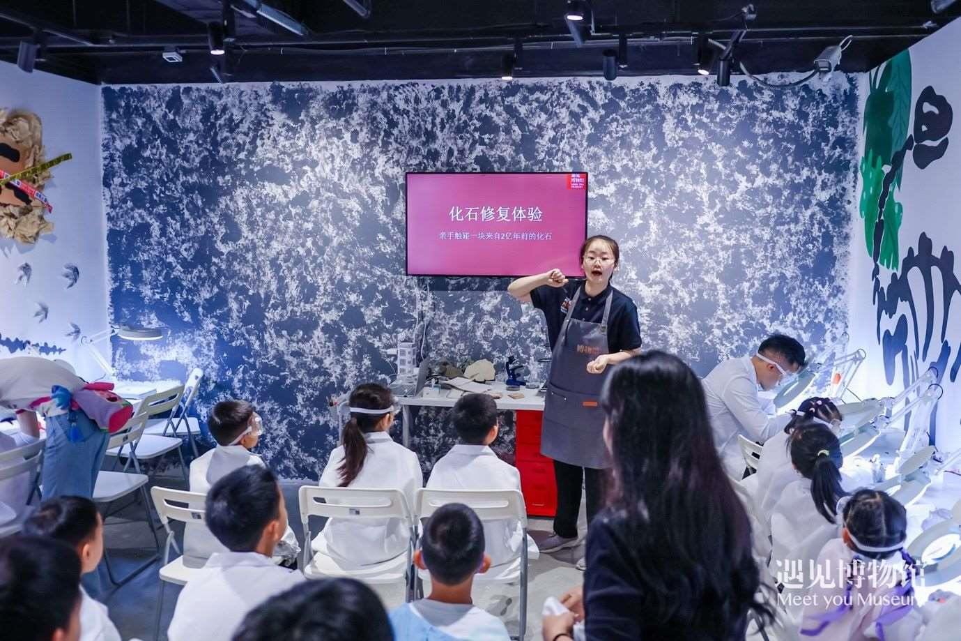 3. 小朋友們在“2億年的地球記憶——恐龍化石特展”體驗當(dāng)“小小科學(xué)家”。遇見博物館供圖