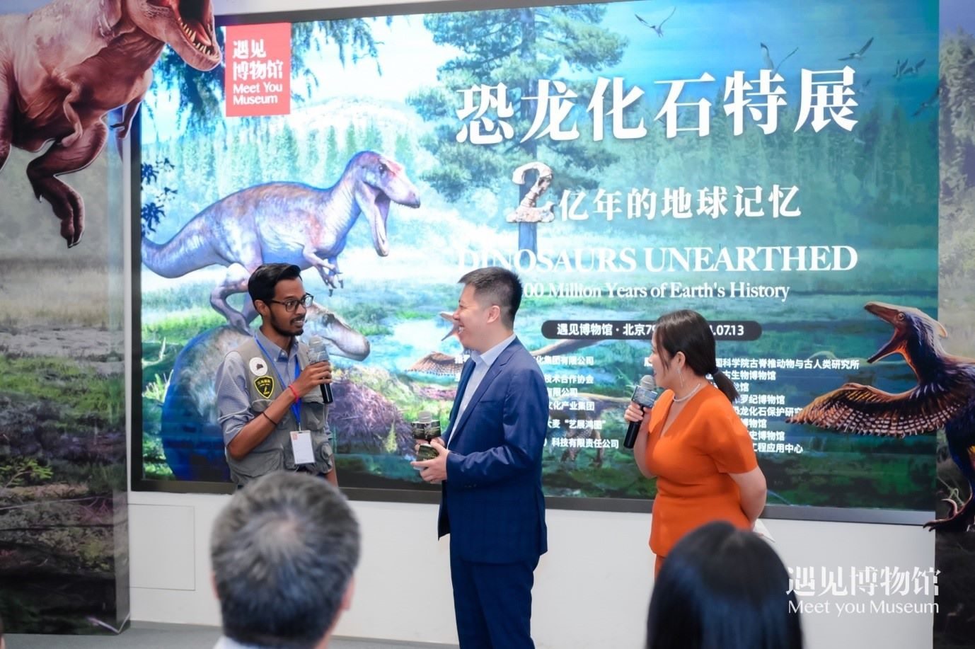8. 中國科學(xué)院古脊椎動物與人類研究所特別研究助理保羅·拉米向游客介紹“2億年的地球記憶——恐龍化石特展”。遇見博物館供圖