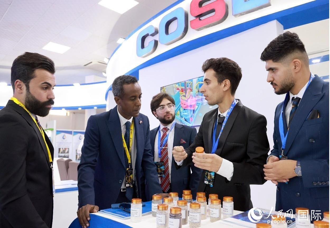 圖為中海油服工作人員在介紹產(chǎn)品。人民網(wǎng)記者 管克江攝