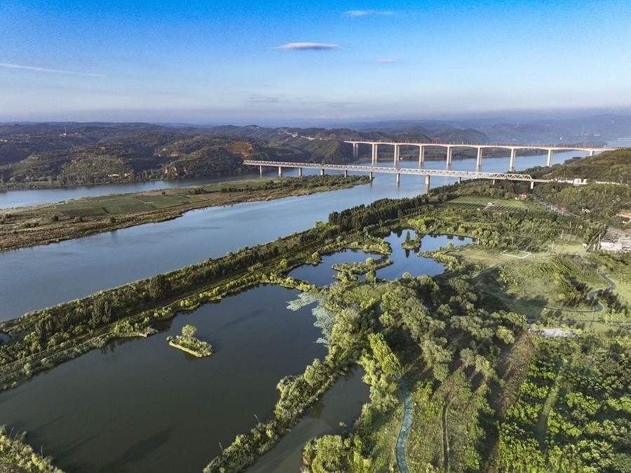 這是2023年8月28日在河南黃河濕地國家級自然保護區(qū)濟源段拍攝的景色（無人機照片）。新華社發(fā) 苗秋鬧 攝