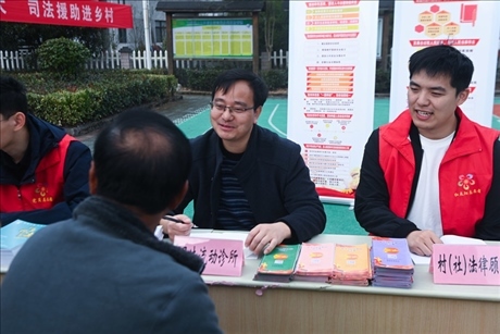 2022年11月9日，在杭州市臨安區(qū)太陽鎮(zhèn)上太陽村，臨安區(qū)太陽司法所所長方凱（右二）現(xiàn)場解答法律問題。 新華社記者 徐昱 攝