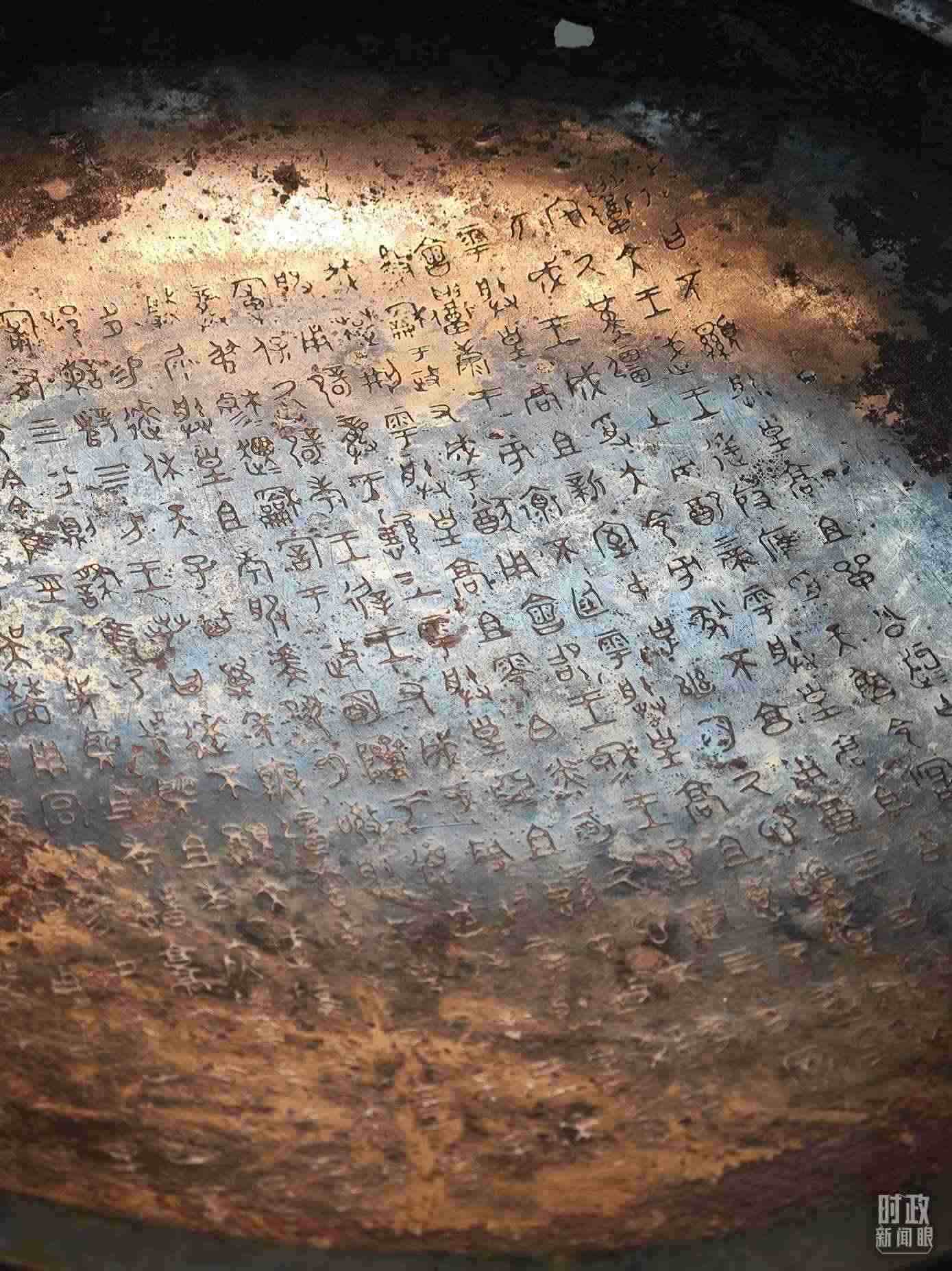 △ 寶雞青銅器博物院內(nèi)展陳——逨盤。（總臺央視記者丁欣、彭漢明拍攝）