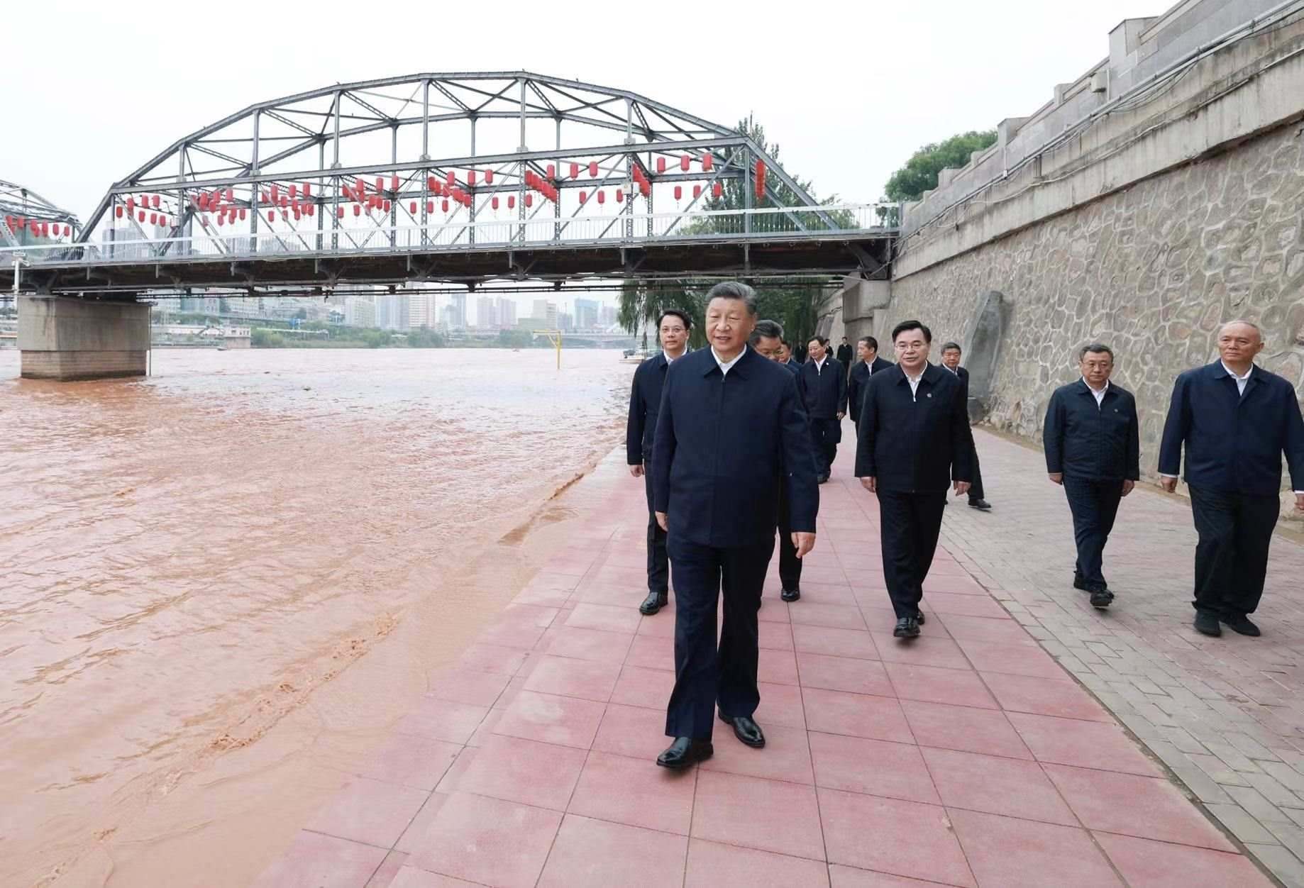 △9月11日下午，甘肅蘭州市黃河蘭州中山橋段，習(xí)近平總書(shū)記了解當(dāng)?shù)赝苿?dòng)黃河流域生態(tài)保護(hù)等情況。