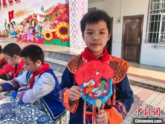 翠竹小學(xué)學(xué)生展示自己繪制的團(tuán)扇作品。蔣豐慧 攝