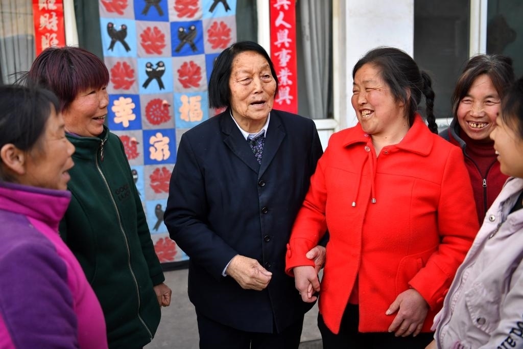 2019年3月23日，申紀(jì)蘭（左三）在山西省平順縣西溝村與村民分享全國兩會精神。新華社記者 曹陽 攝