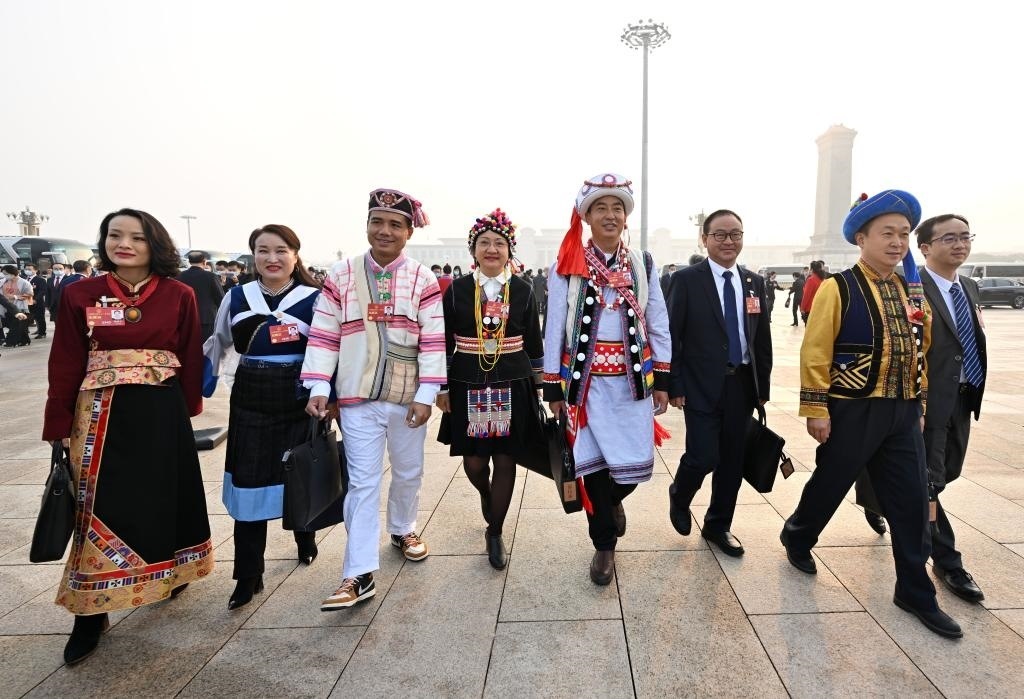 2023年3月5日，第十四屆全國人民代表大會第一次會議在北京人民大會堂開幕。這是全國人大代表走向會場。新華社記者 陳益宸 攝