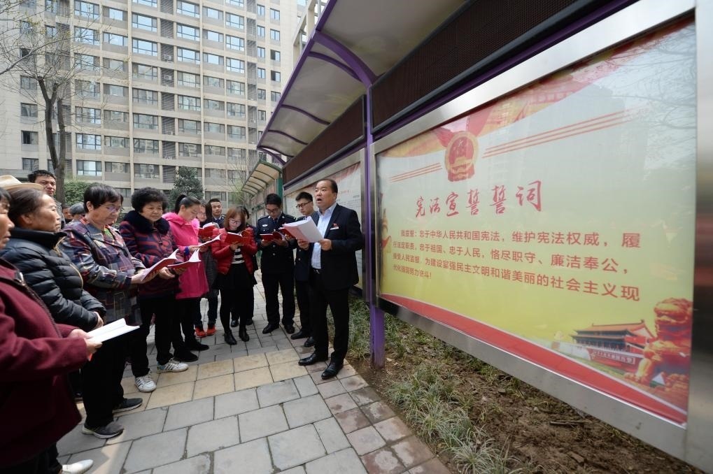 2018年3月20日，陜西寶倫律師事務(wù)所專職律師白銀濤（右一）在西安華遠(yuǎn)君城社區(qū)宣傳憲法知識。新華社記者 李一博 攝