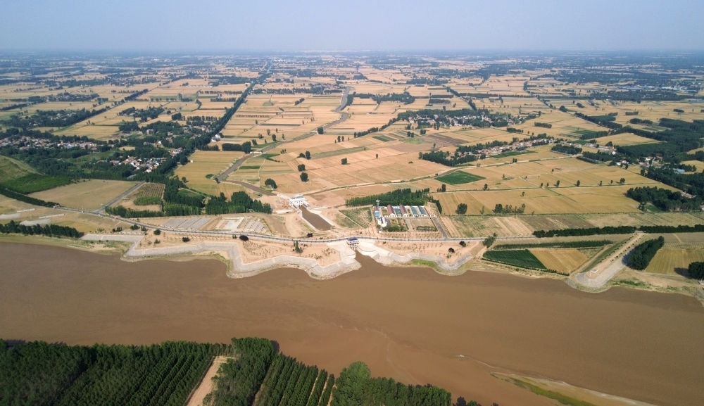 2024年6月19日，位于黃河高青段的馬扎子引黃閘開閘引水（無人機照片）。5月1日至6月18日，山東省累計啟用引黃閘63座，引黃河水量10.06億立方米，保障農(nóng)業(yè)灌溉需求。