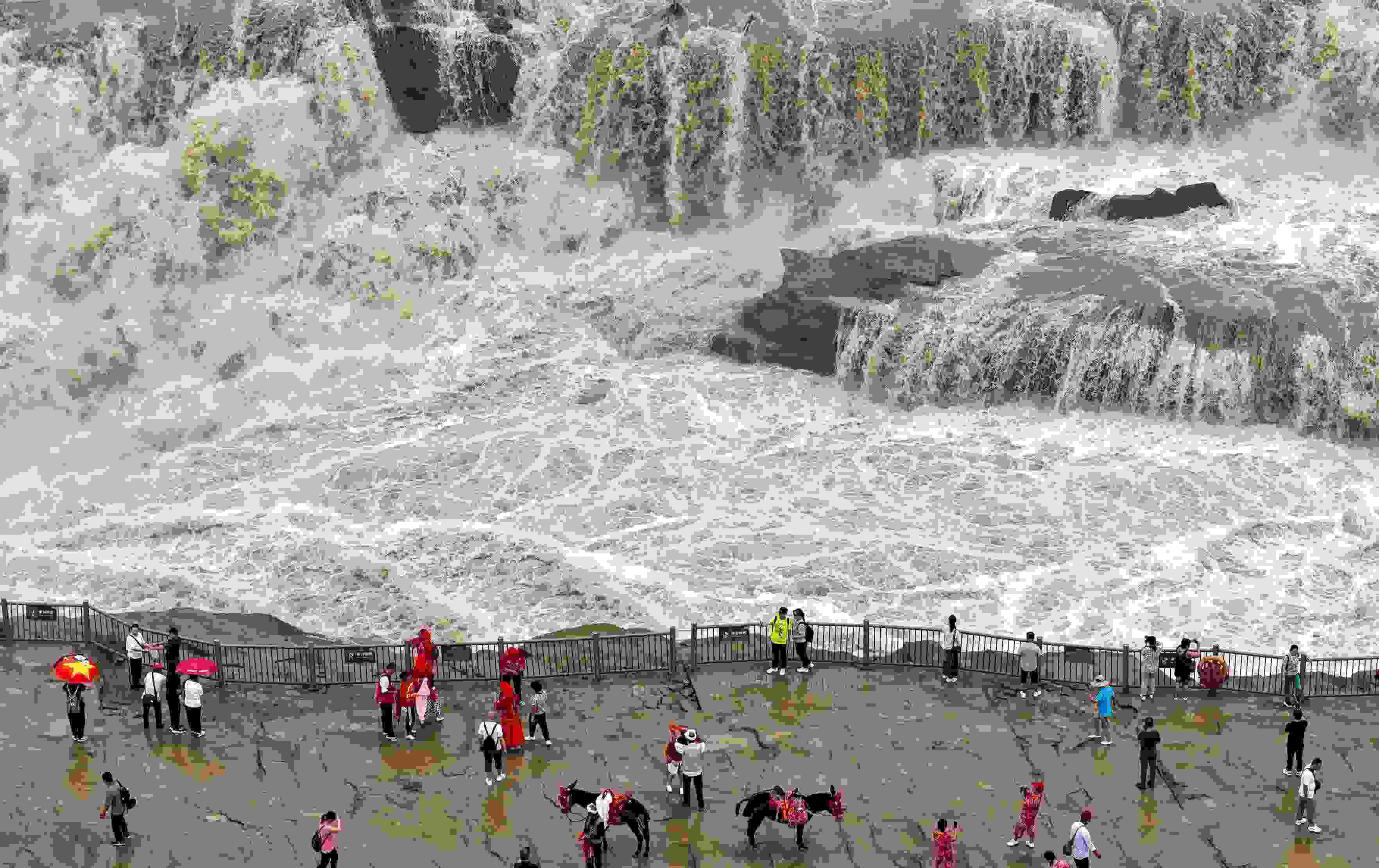 △9月9日，游客在黃河壺口瀑布景區(qū)游覽。