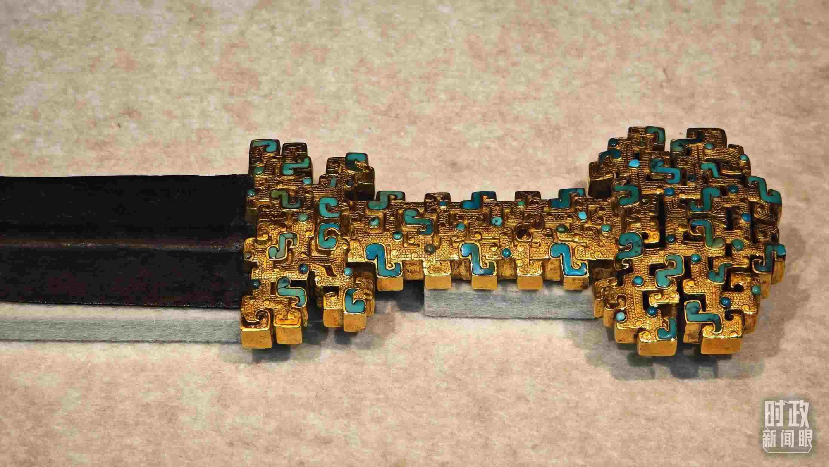 △這是1992年寶雞市益門(mén)二號(hào)墓出土的金柄鐵劍，劍柄嵌有綠松石。（總臺(tái)央視記者彭漢明拍攝）