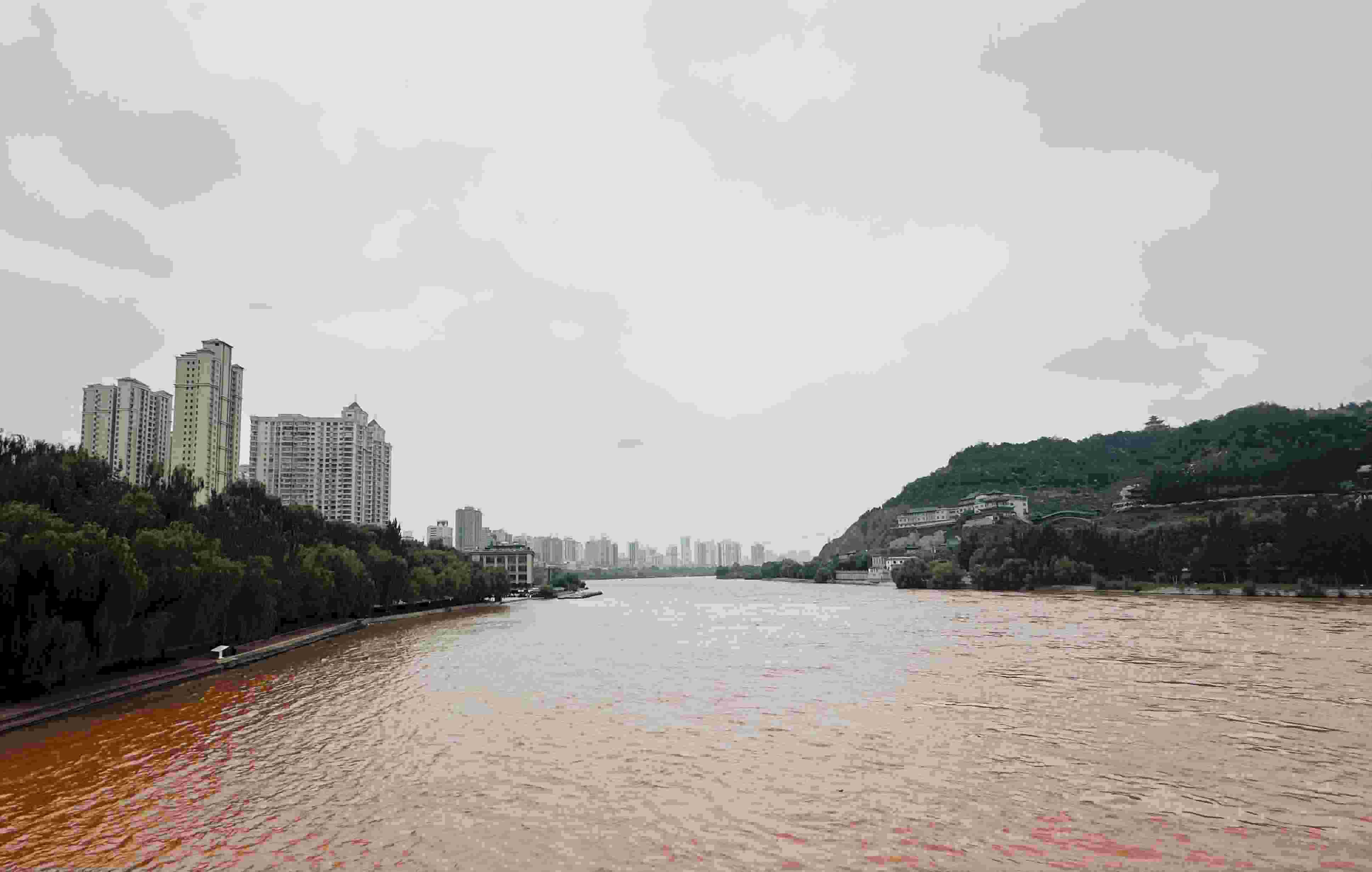 △黃河蘭州段。（總臺(tái)央視記者陸泓宇拍攝）