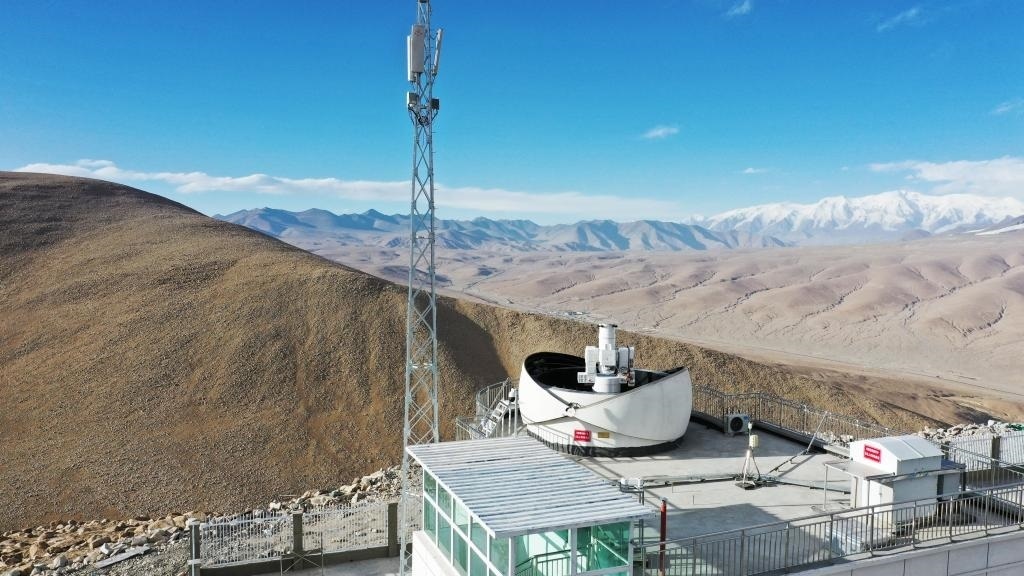 正在運行的塔縣星地激光通信地面站。（中國科學(xué)院空天信息創(chuàng)新研究院供圖）