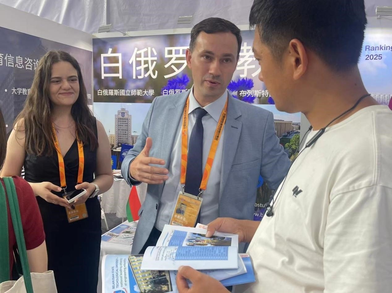 觀眾在展臺(tái)咨詢。人民網(wǎng)記者 何旭攝