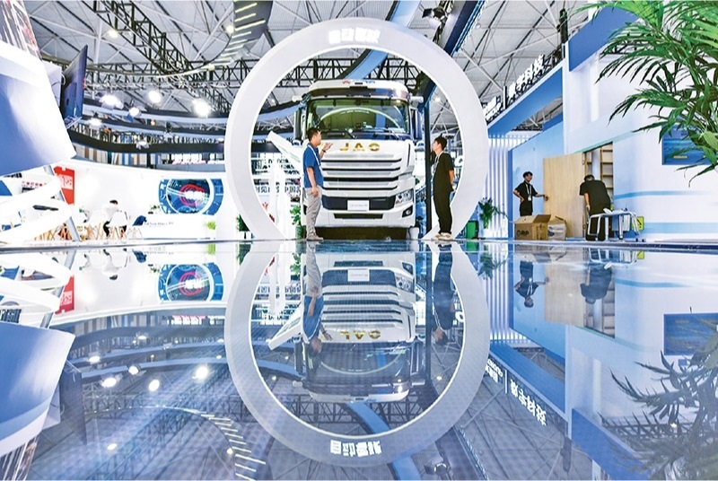 黨的二十屆三中全會提出，加快構(gòu)建促進(jìn)數(shù)字經(jīng)濟(jì)發(fā)展體制機(jī)制，完善促進(jìn)數(shù)字產(chǎn)業(yè)化和產(chǎn)業(yè)數(shù)字化政策體系。2024年8月28日至30日，2024中國國際大數(shù)據(jù)產(chǎn)業(yè)博覽會在貴州貴陽舉辦。圖為工作人員在介紹無人駕駛重型卡車。 新華社記者 楊文斌/攝