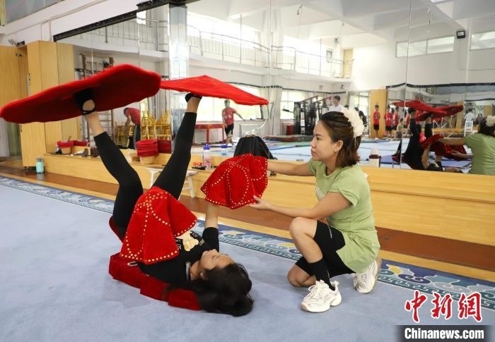 9月13日，來自老撾的紅姆(右)指導(dǎo)學(xué)員雜技動(dòng)作。 馬天龍 攝