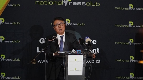 駐南非大使吳鵬出席中國駐南非使館同南國家新聞俱樂部聯(lián)合舉辦的中非合作論壇峰會成果宣介會并發(fā)表主旨講話。人民網(wǎng) 劉暢攝