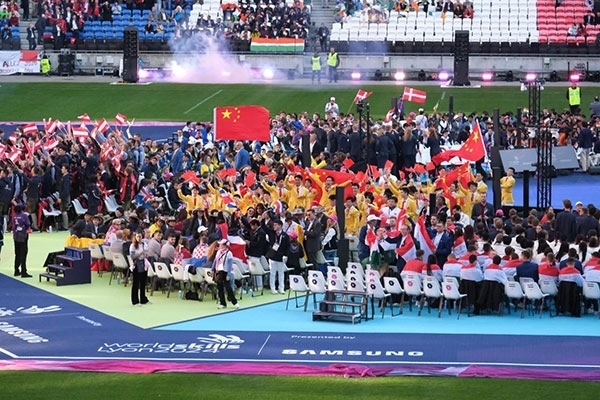 中國選手參加閉幕式。人民網(wǎng)記者 于超凡攝