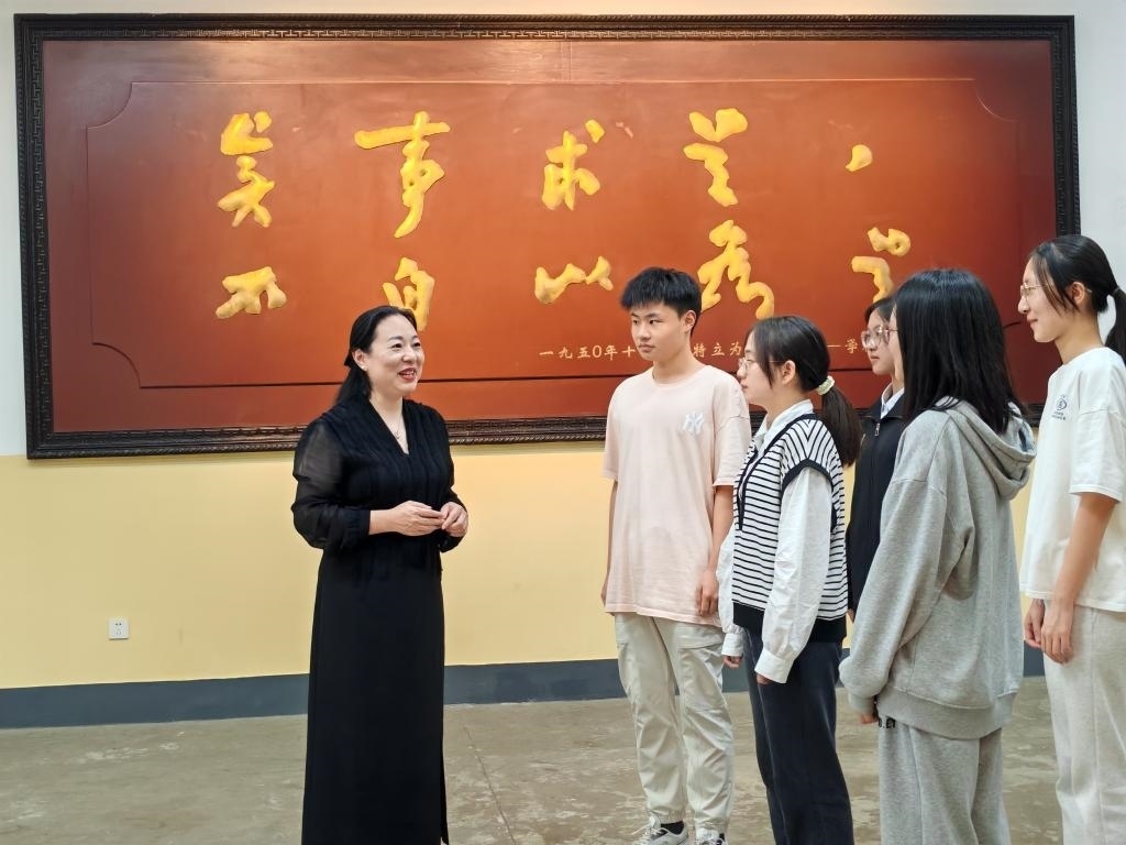 湖南第一師范學(xué)院思政課教師正在為學(xué)生講述紅色校史。（受訪者供圖）